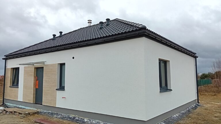 Budowa domów energooszczędnych Warszawa - dom parterowy z dachem kopertowym
