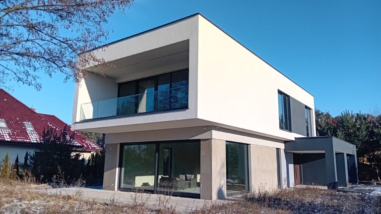 Budowa domów energooszczędnych Warszawa - dom piętrowy z dachem płaskim i garażem