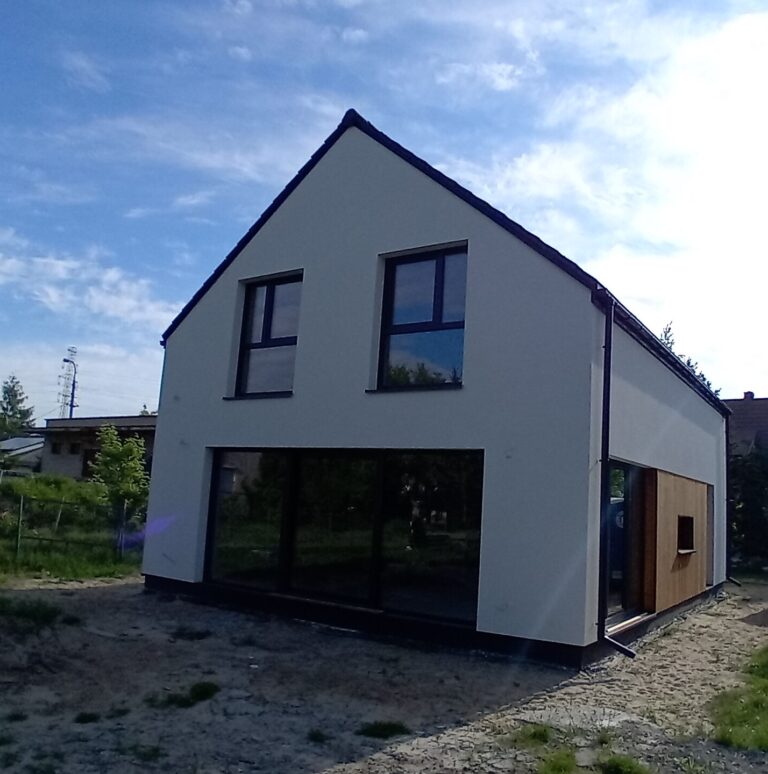 Budowa domów energooszczędnych Warszawa - dom z użytkowym poddaszem i dachem dwuspadowym