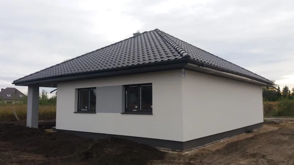 Firma budowlana Poznań - dom parterowy z dachem kopertowym