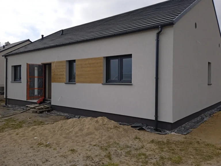 Firma budowlana Poznań - dom parterowy z dachem dwuspadowym