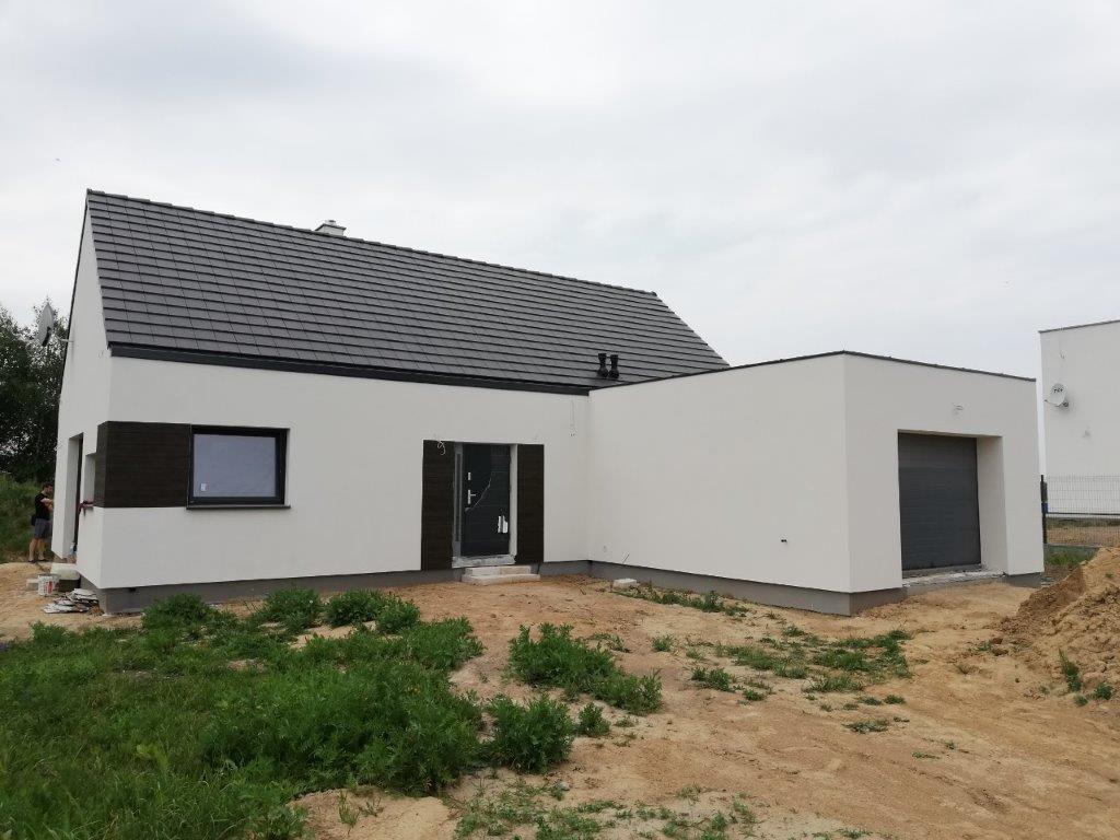 Firma budowlana Poznań - dom parterowy z dachem dwuspadowym i garażem