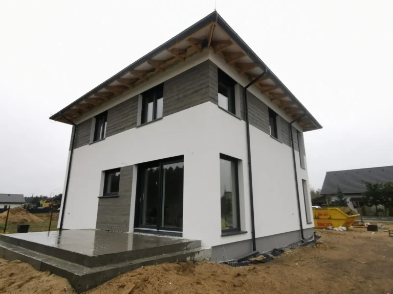 Firma budowlana Poznań - dom piętrowy z dachem kopertowym i garażem