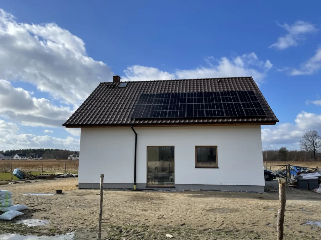 Budowa domów energooszczędnych Wrocław - dom z użytkowym poddaszem, dachem dwuspadowym i garażem