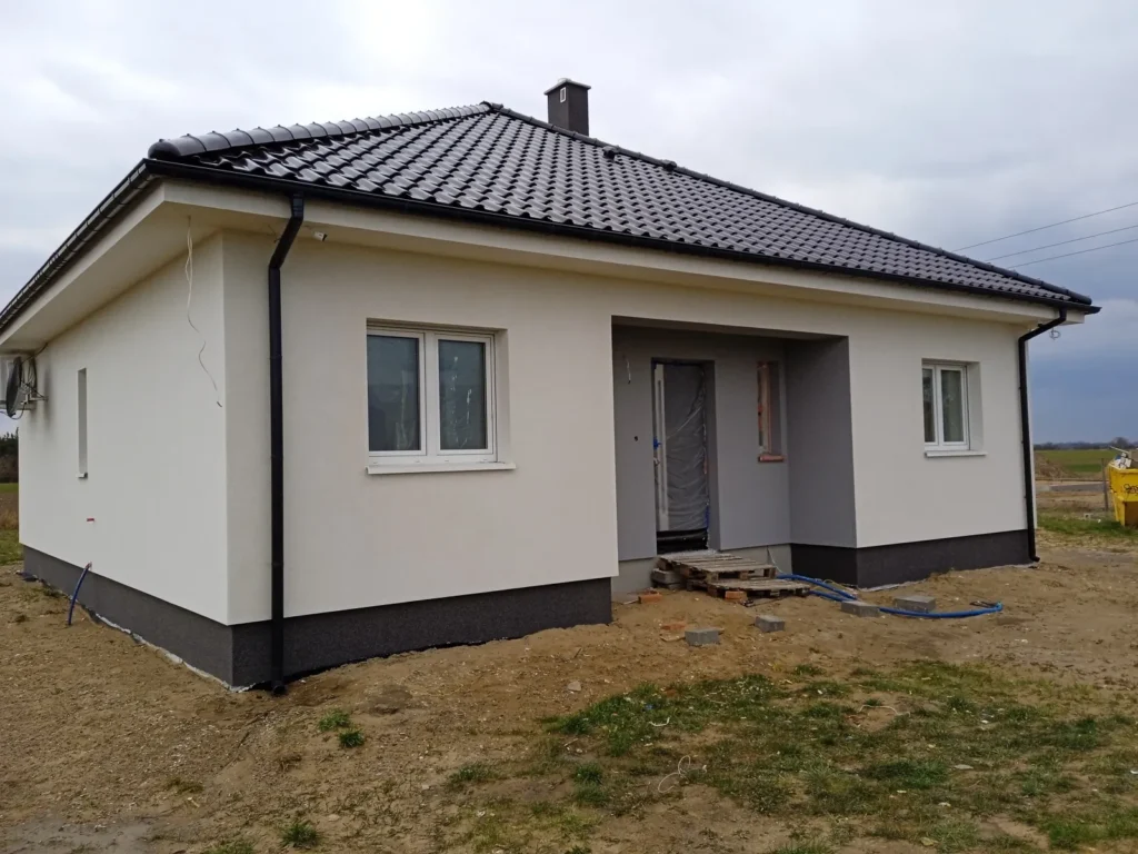 Firma budowlana Poznań - dom parterowy z dachem kopertowym