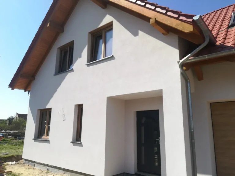 Firma budowlana Poznań - dom z użytkowym poddaszem, dachem dwuspadowym i garażem